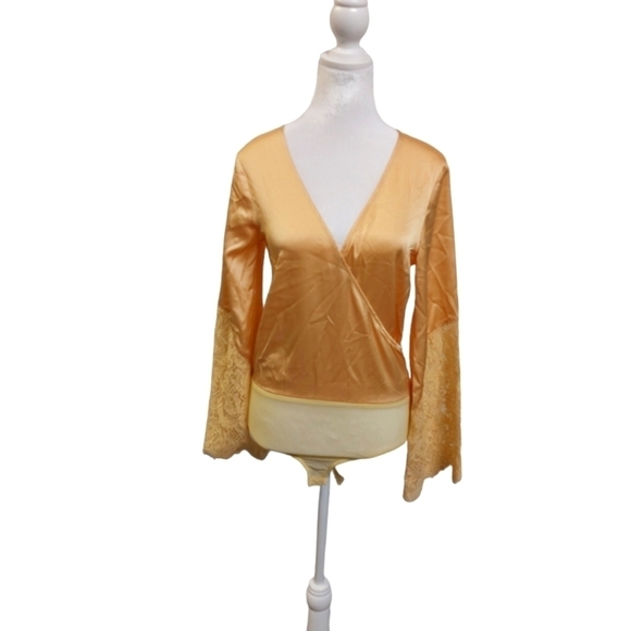 Lulu's long statement lace sleeve bodysuit soft silky v-neck yellow gold small - Picture 1 of 14